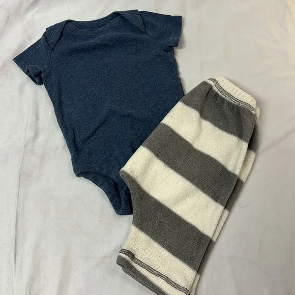 GAP - 2 piece baby outfit/set - joggers and onesie top. Size 3-6 months - Picture 1 of 5